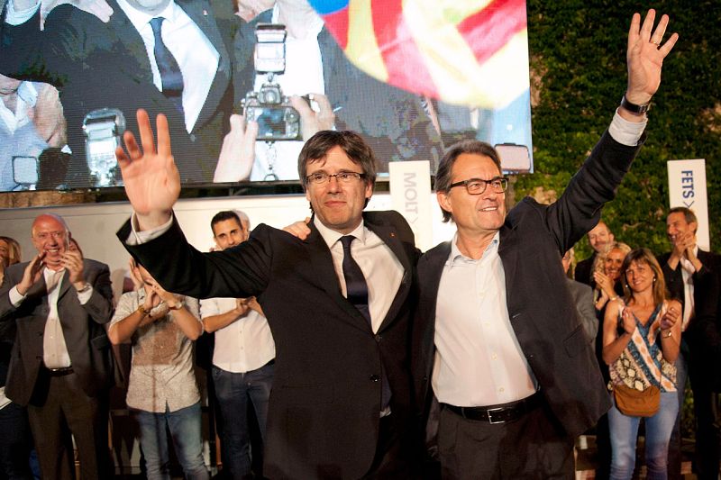 El presidente de la Generalitat, Carles Puigdemont (i), y el expresidente Artur Mas, en el arranque de campaña