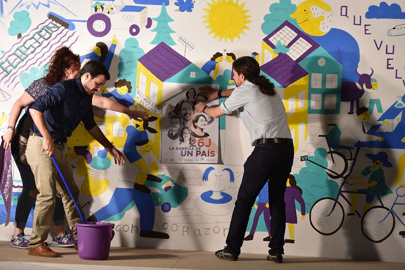 Alberto Garzón y Pablo Iglesias en la tradicional pegada de carteles