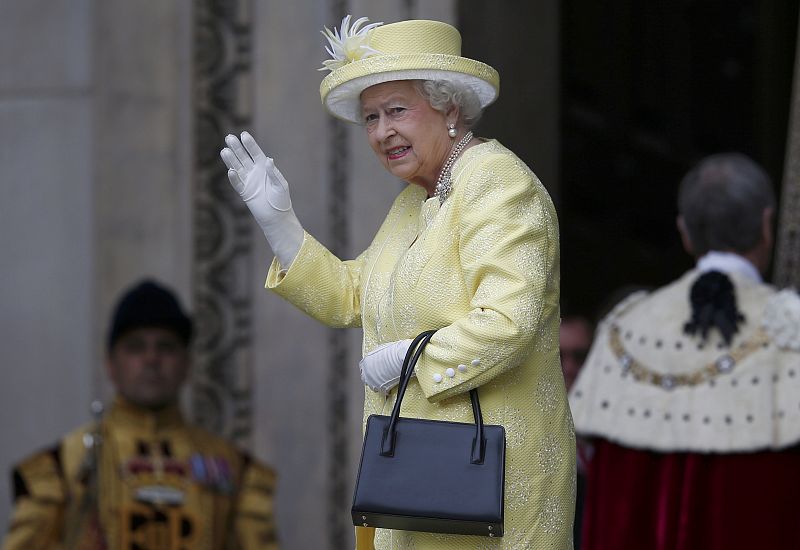 La reina Isabel II saluda a su llegada a la misa que conmemora su 90 cumpleaños