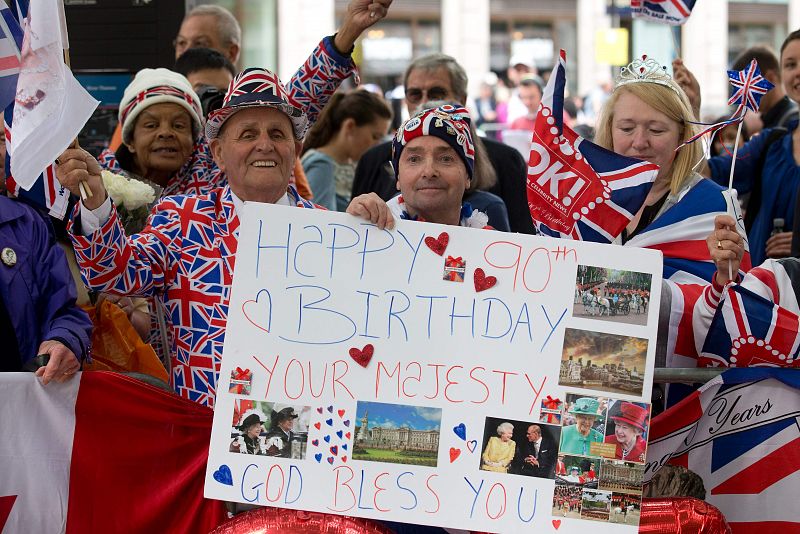 Seguidores de Isabel II felicitan a la reina su 90 cumpleaños a las puertas de la catedral donde se celebra la misa conmemorativa