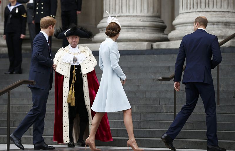 Los duques de Cambridge, William y Kate, y el príncipe Harry llegan a la catedral de San Pablo