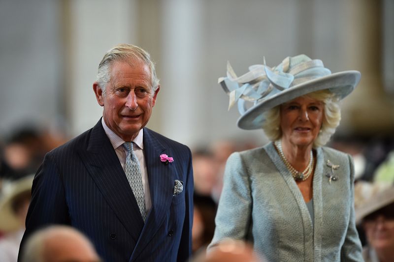 El príncipe Carlos y Camila llegan a la catedral de San Pablo en Londres