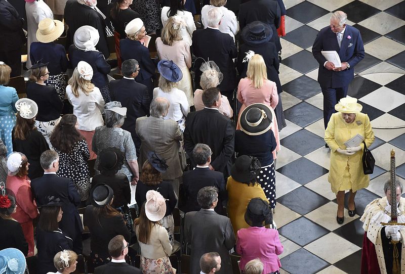 Isabel II y su hijo el príncipe Carlos se marcchan tras el acto en la catedral.