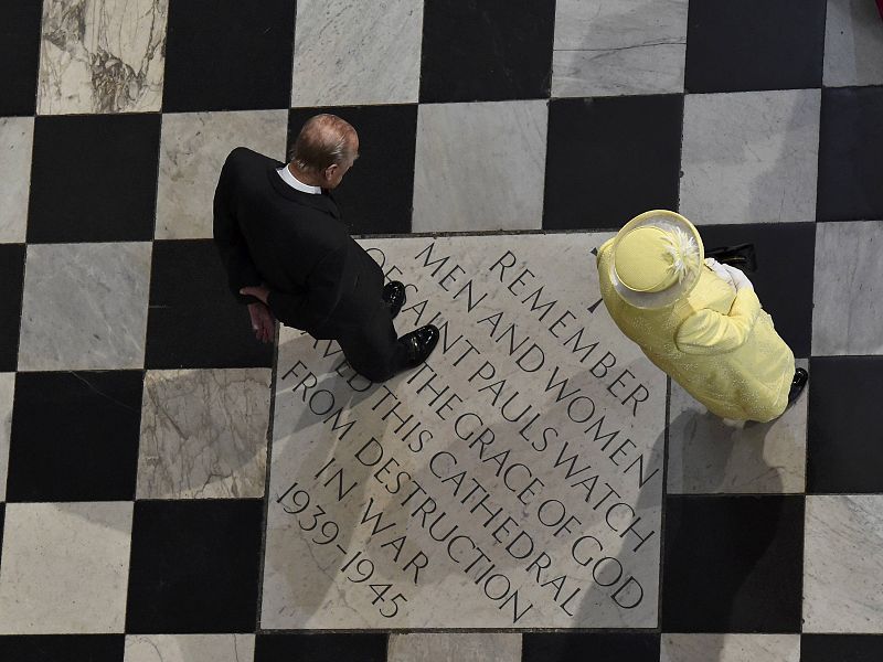 Isabel II y su esposo durante la misa en la catedral londinense