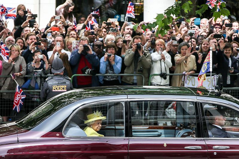 La reina británica y su marido el príncipe Philip llegan a la catedral San Pablo para la misa