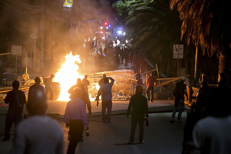 Policías mexicanos se enfrentan a maestros en Oaxaca