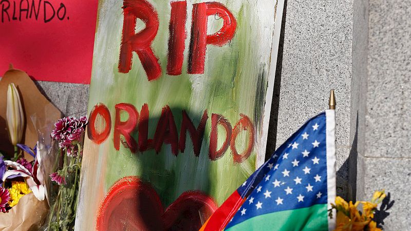 Flores y carteles recuerdan a las víctimas del atentado de Orlando en San Francisco, EE.UU. EFE/EPA/LARRY W. SMITH