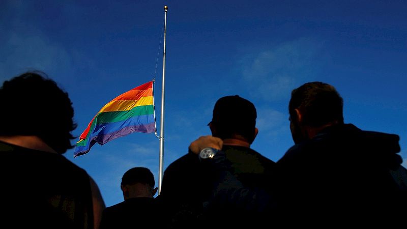 La bandera del movimiento gay ondea a media asta en San Diego, California. REUTERS/Mike Blake