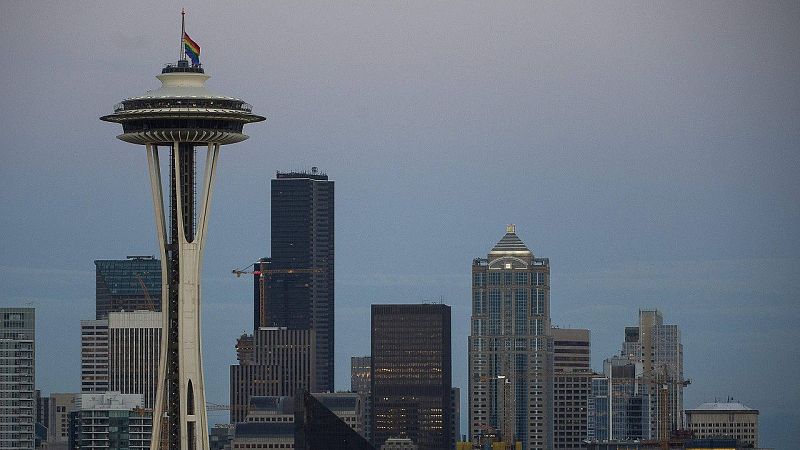 La bandera del arcoiris corona la emblemática Space Needle en Seattle, estado de Washington. AFP PHOTO / OMAR TORRES