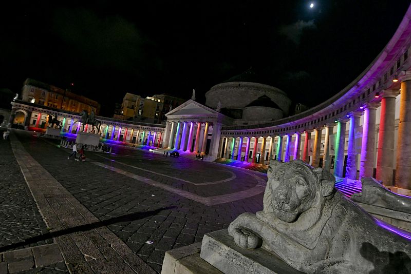 Las columnas de la Piazza del Plebiscito en Nápoles, Italia