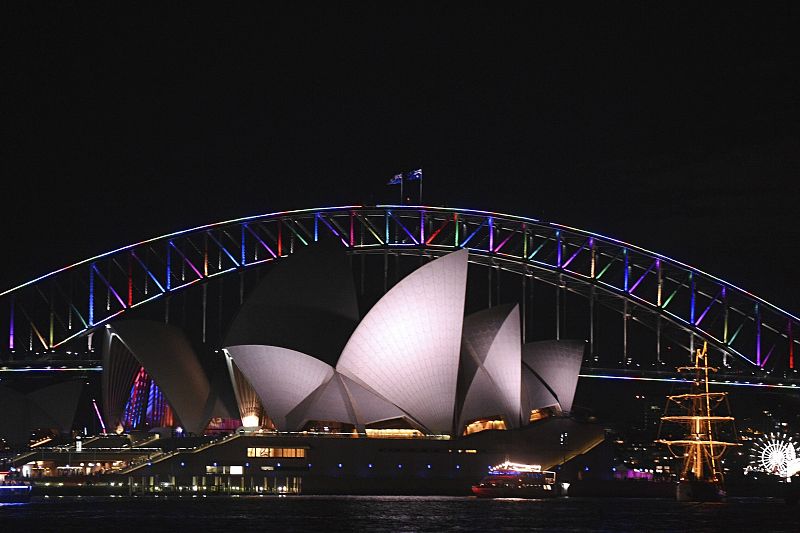 El puente de la bahía de Sídney, sobre la Casa de la Ópera, aparece iluminado con los colores de la bandera arcoíris.