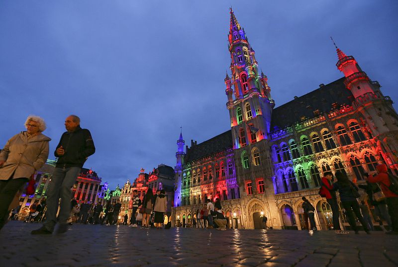 El ayuntamiento de la capital belga se ha iluminado con los colores del arcoíris en honor a las víctimas de la masacre de Orlando.