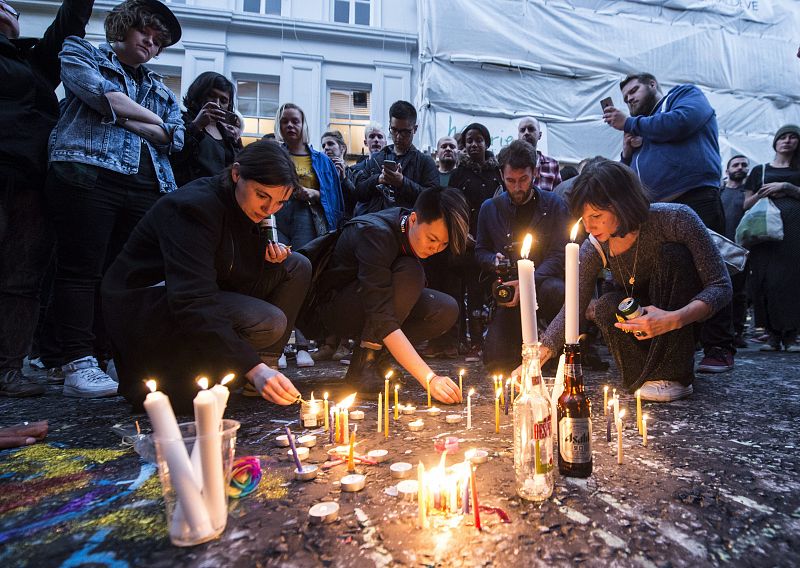 Un grupo de personas recuerda en la capital británica la tragedia acontecida el pasado domingo en Orlando.