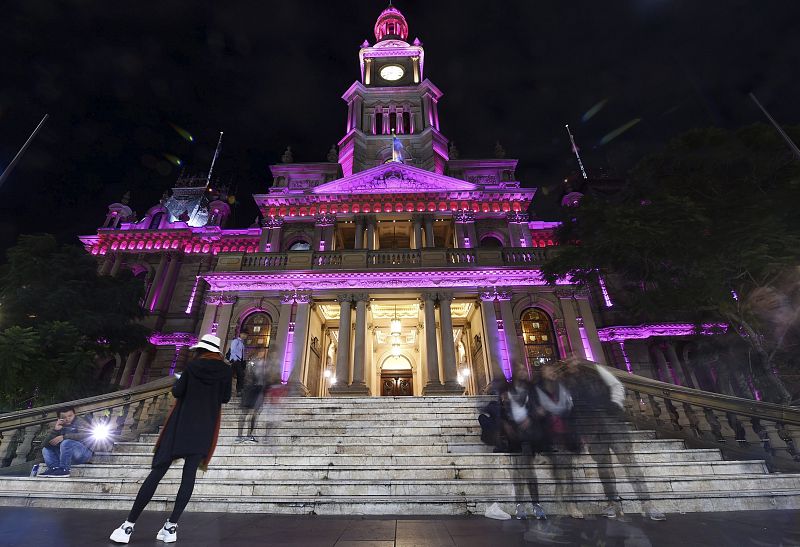 El consistorio de la ciudad más poblada de Australia también ha recordado a las víctimas teñido de color rosa.