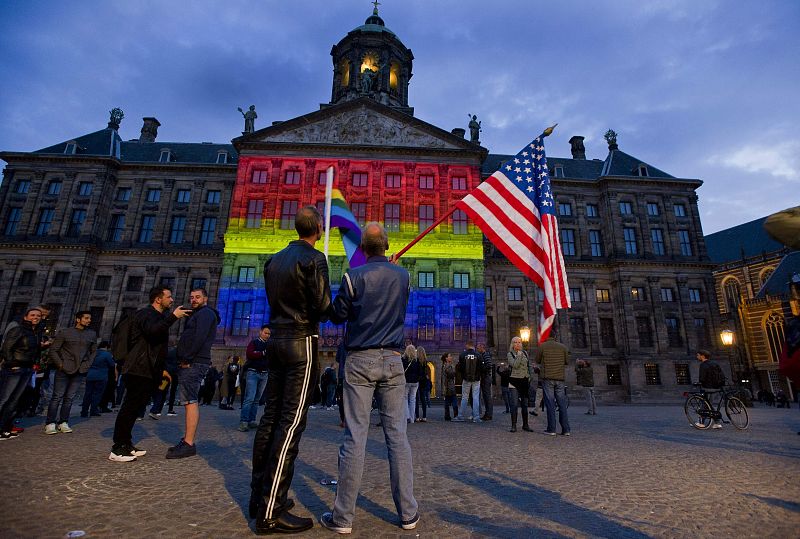 El Palacio Real de la capital holandesa también se ha teñido de los colores del arcoíris.
