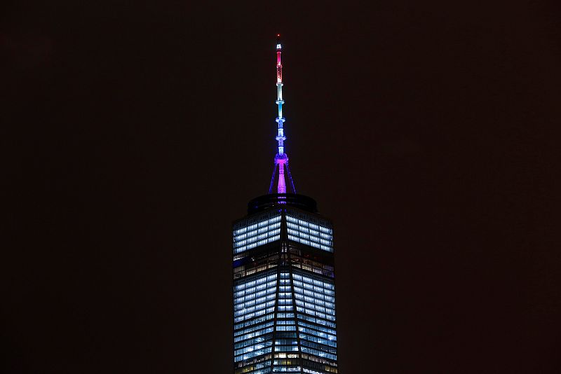 La aguja del One World Trade Center, en Manhattan, ha homenajeado a los asesinados en la matanza de Orlando.