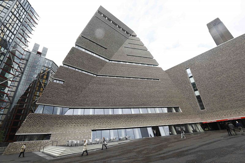 El público pasea en torno a  la ampliación de la Tate Modern en Londres