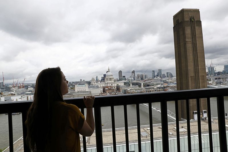 Una mujer posa en la nueva plataforma en la inauguración de las nuevas instalaciones