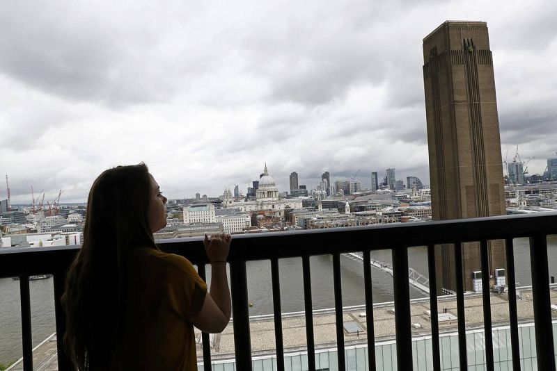 Una mujer posa en la nueva plataforma en la inauguración de las nuevas instalaciones