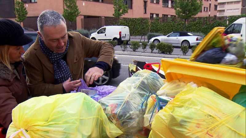 Víctor Sarabia, responsable de recogida de residuos, Ayuntamiento de Madrid, revisando el reciclaje