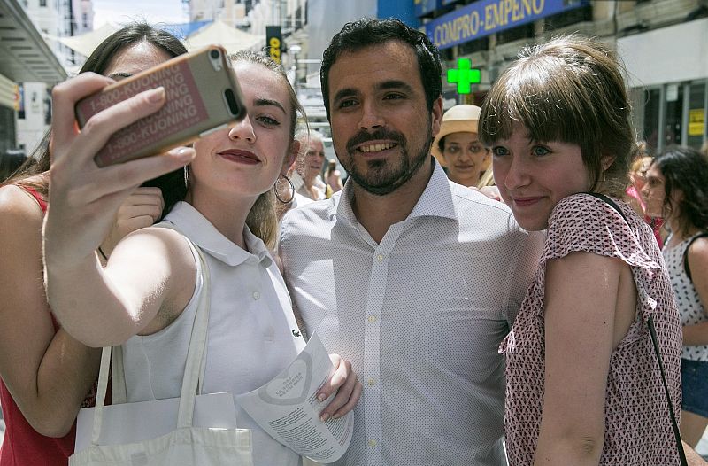 El coordinador federal de IU y candidato de Unidos Podemos, Alberto Garzón, ha repartido propaganda electoral en Callao, Madrid.