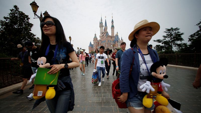 Visitantes en la jornada inaugural del parque Disney en Shanghái