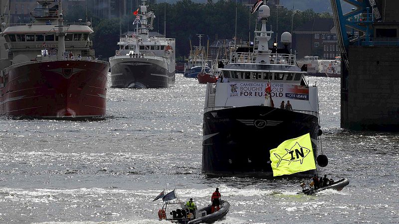 Barcos con banderas a favor de la salida del Reino Unido de la UE y otros con pancartas a favor de la permanencia han navegado este miércoles por el río Támesis a su paso por Londres. REUTERS/Stefan Wermuth
