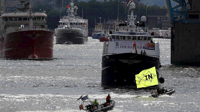 Barcos con banderas a favor de la salida del Reino Unido de la UE y otros con pancartas a favor de la permanencia han navegado este miércoles por el río Támesis a su paso por Londres. REUTERS/Stefan Wermuth 