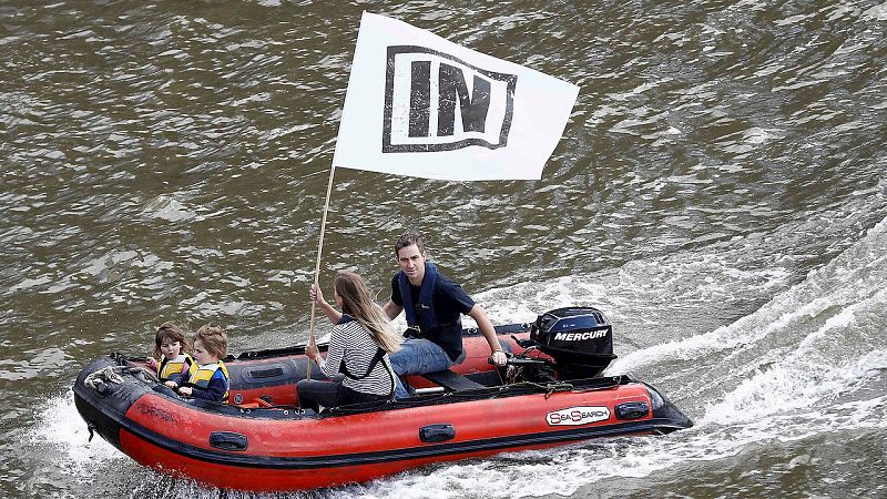 Manifestantes pro-UE, en el río. Las lanchas partidarias de seguir dentro de la UE (IN) han navegado alrededor de la flotilla del Brexit, sin incidentes. REUTERS/Stefan Wermuth