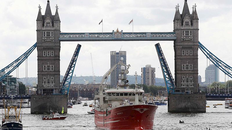 La flotilla del Brexit pasa bajo Tower Bridge, uno de los lugares más emblemáticos de la capital británica. REUTERS/Stefan Wermuth