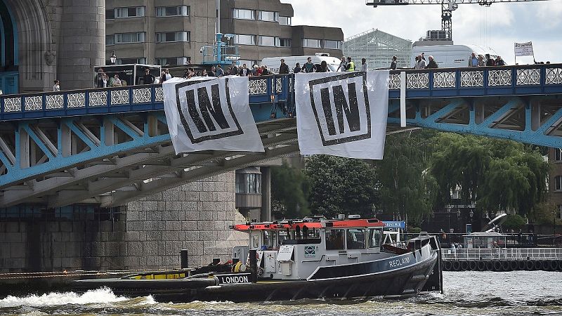 Pancartas a favor de la permanencia (IN), en Tower Bridge. AFP PHOTO / BEN STANSALL