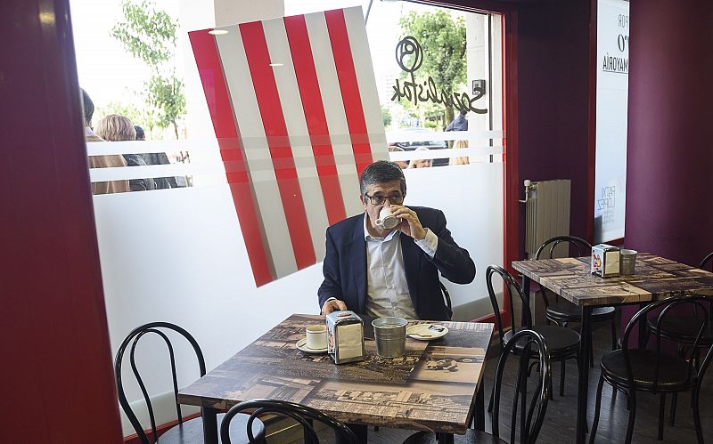 El cabeza de lista del PSE-EE al Congreso por Bizkaia, Patxi López, toma un café en la Casa del Pueblo del barrio bilbaíno de Txurdinaga antes de intervenir en un acto electoral.