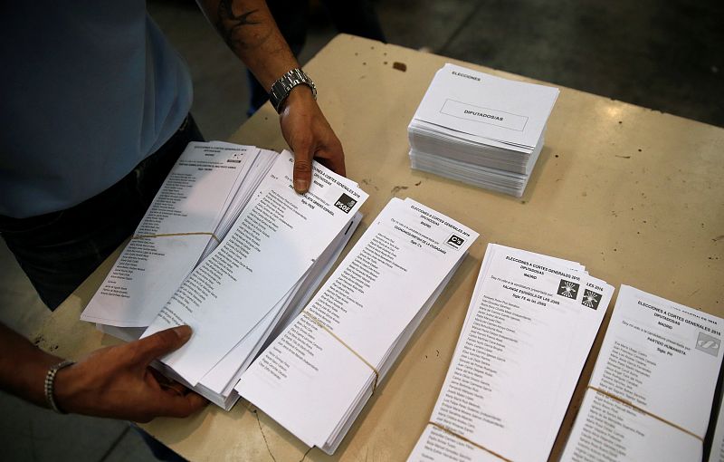 La papeletas, preparadas para la jornada electoral del 26M. Se preparan en una empresa de Alcalá de Henares (Madrid).