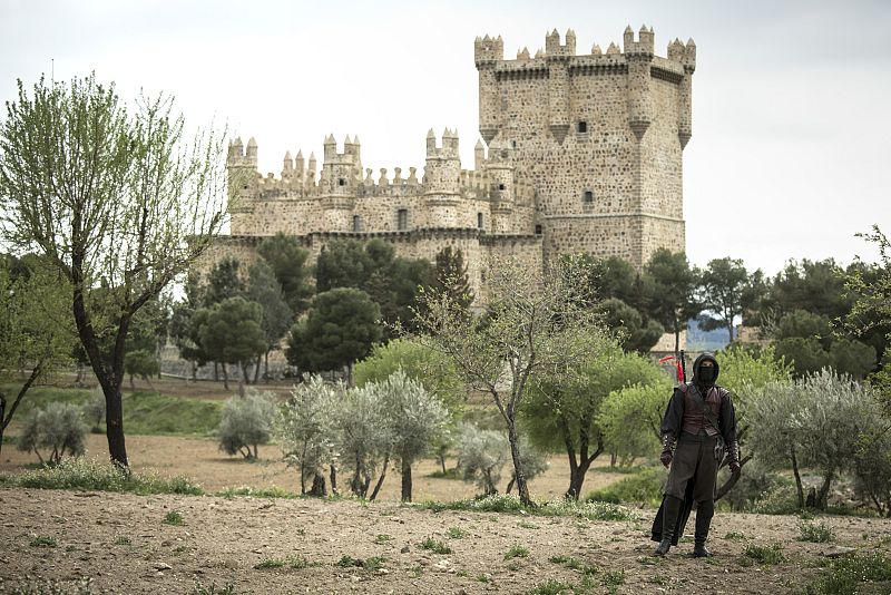Águila Roja - Águila, delante de la fortaleza