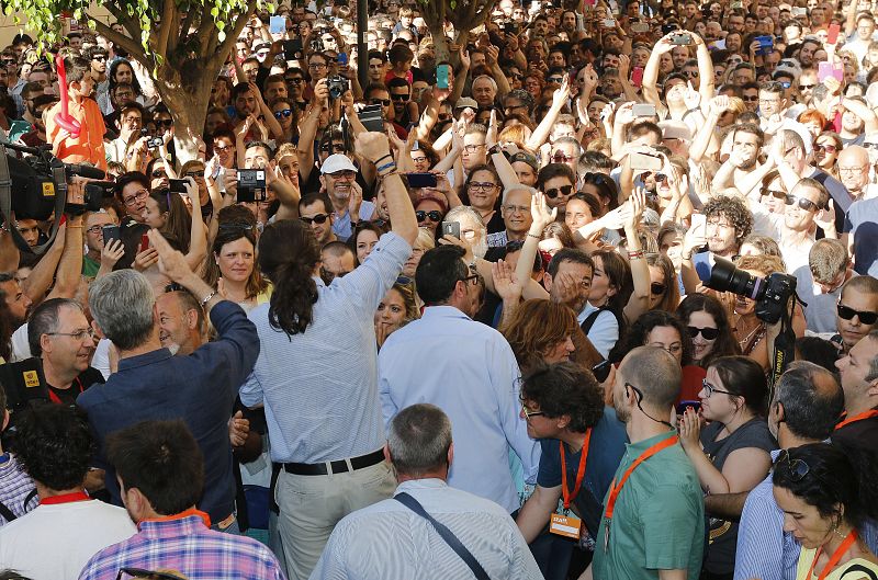 PEl candidato a la presidencia del Gobierno de Unidos Podemos, Pablo Iglesias, se dirige a los centenares de personas que se agolpan frente al teatro Cervantes de Almeria para asistir a un acto electoral cuyo aforo se ha visto desbordado.