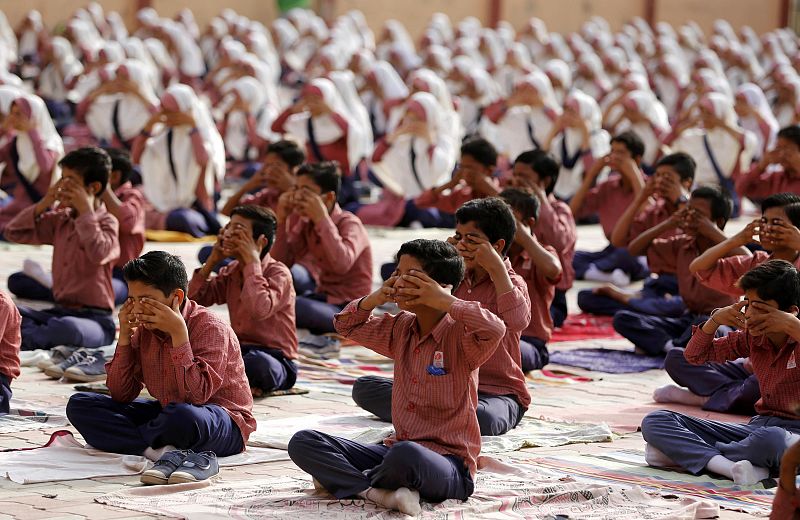 Estudiantes practican yoga en una sesión de entrenamiento antes del "Día Mundial del Yoga", en Ahmedabad, India.