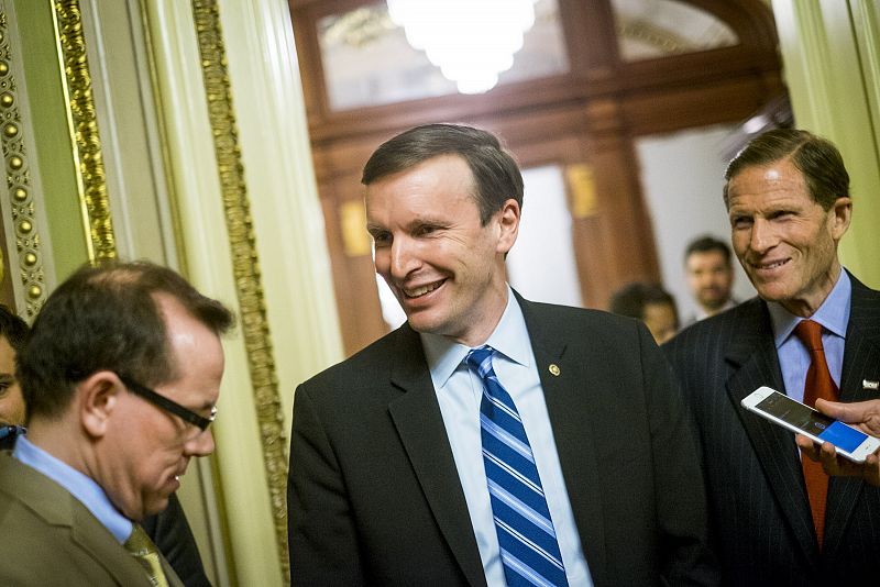 El senador demócrata Chris Murphy habla con los reporteros después de una intervención de casi 15 horas en el Senado para forzar una votación sobre el control de armas.