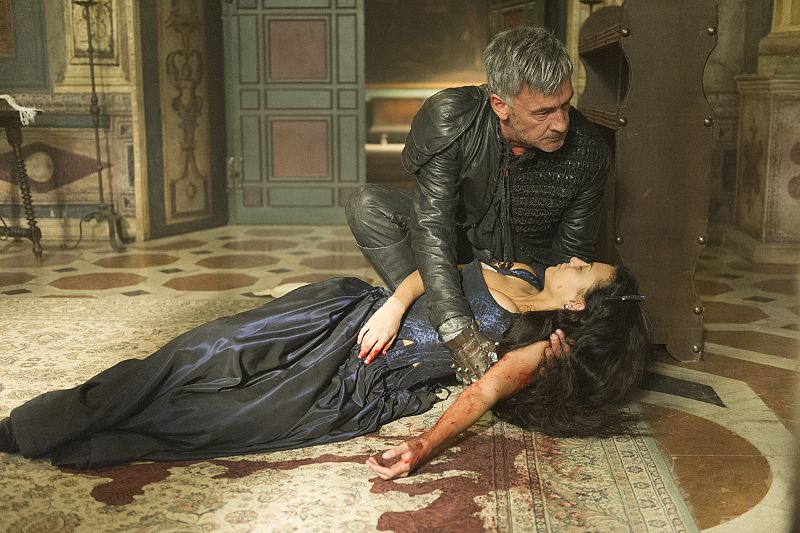 Águila Roja - Hernán coge a Irene entre sus brazos