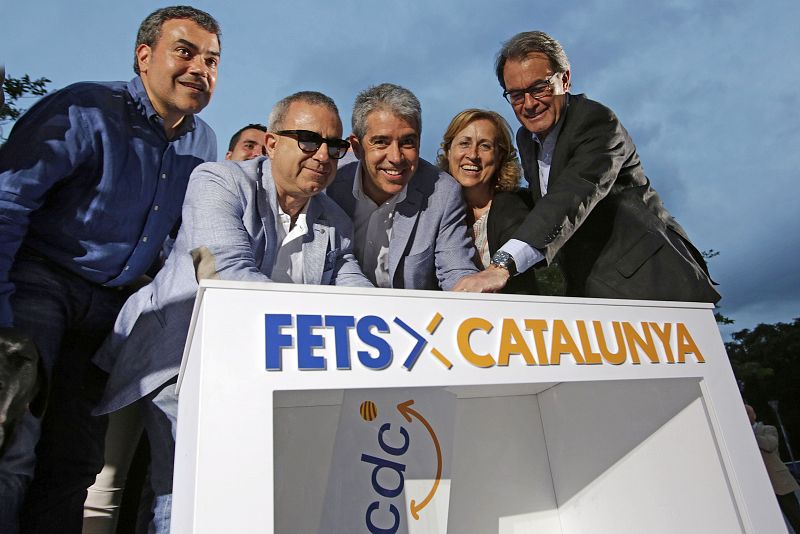 El cabeza de lista de CDC, Francesc Homs, el presidente de la formación y expresidente de la Generalitat, Artur Mas, durante el acto central de campaña de CDC en el Baix Llobregat.