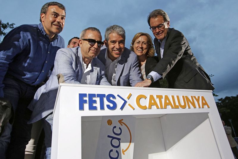 El cabeza de lista de CDC, Francesc Homs, el presidente de la formación y expresidente de la Generalitat, Artur Mas, durante el acto central de campaña de CDC en el Baix Llobregat.