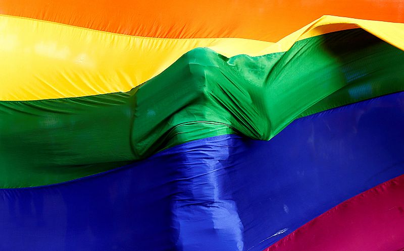 Envuelto en la bandera arcoiris contra el tiroteo homófobo en Orlando