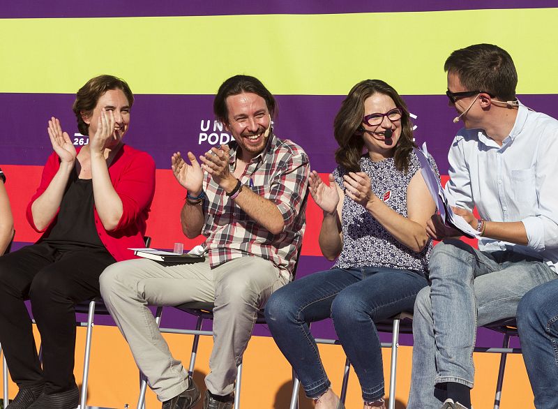 Ada Colau (1i), alcaldesa de Barcelona; Pablo Iglesias, secretario general de Podemos (2i), Mónica Oltra (2d), dirigente de Compromís y vicepresidenta de la Generalitat valenciana, e Iñigo Errejón (1d), número dos de Podemos durante un mitin de Unido