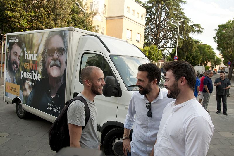 El candidato de ERC en las elecciones generales, Gabriel Rufián, a su llegada al Parc de la Massana de Salt (Girona) donde participa en un acto electoral junto al presidente del partido Oriol Junqueras.