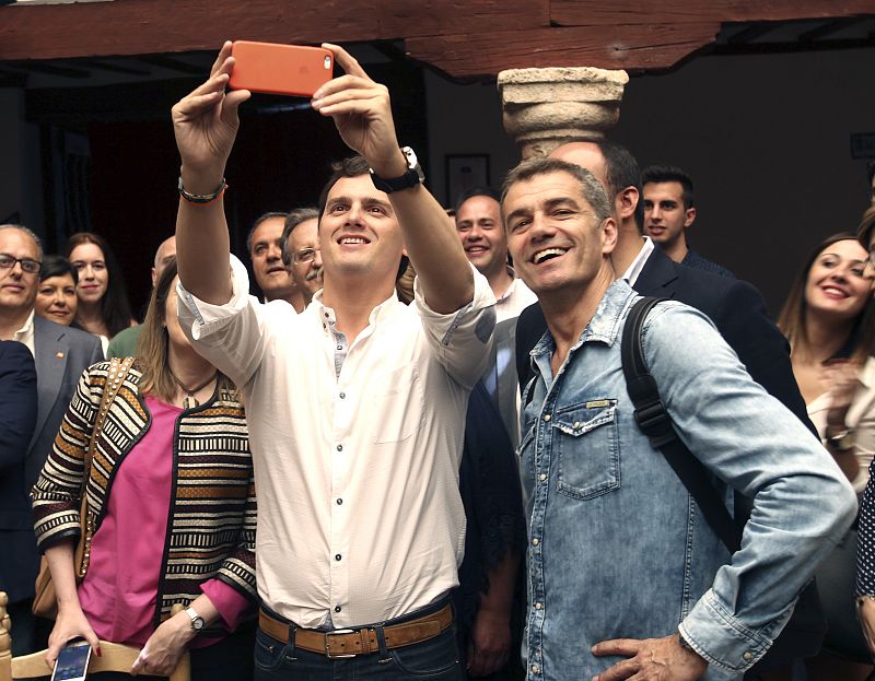 El líder de Ciudadanos, Albert Rivera, acompañado de Toni Cantó, se hace un "selfie" durante la visita a la localidad de Almagro, en Ciudad Real.