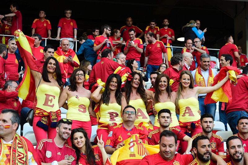 Un grupo de seguidoras españolas forman la palabra España con una letra en cada camiseta.