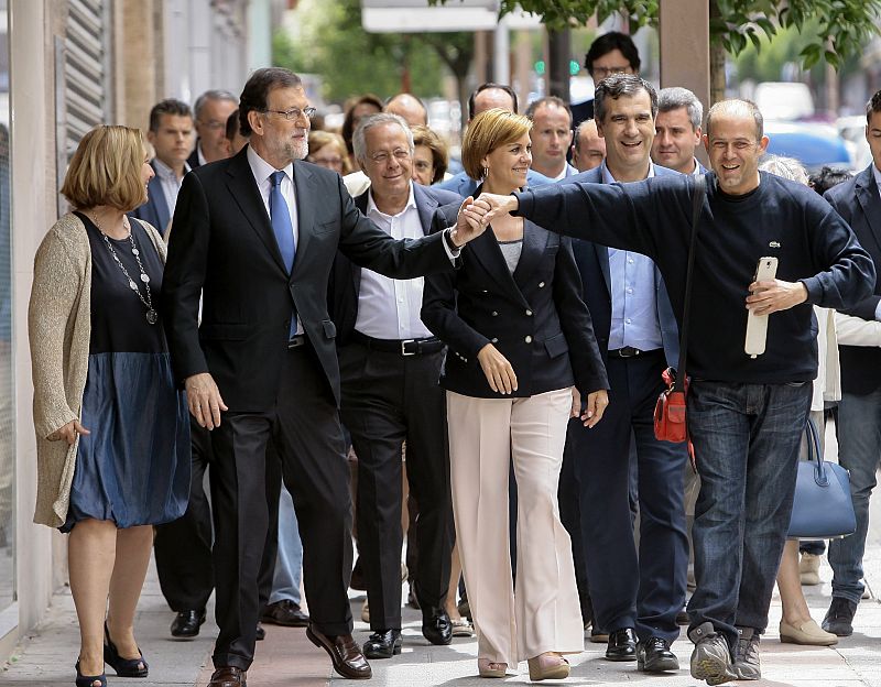El presidente del Gobierno en funciones y presidente del Partido Popular, Mariano Rajoy, acompañado por la secretaria general del partido, María Dolores de Cospedal, por las calles de Guadalajara, antes de un mitin.