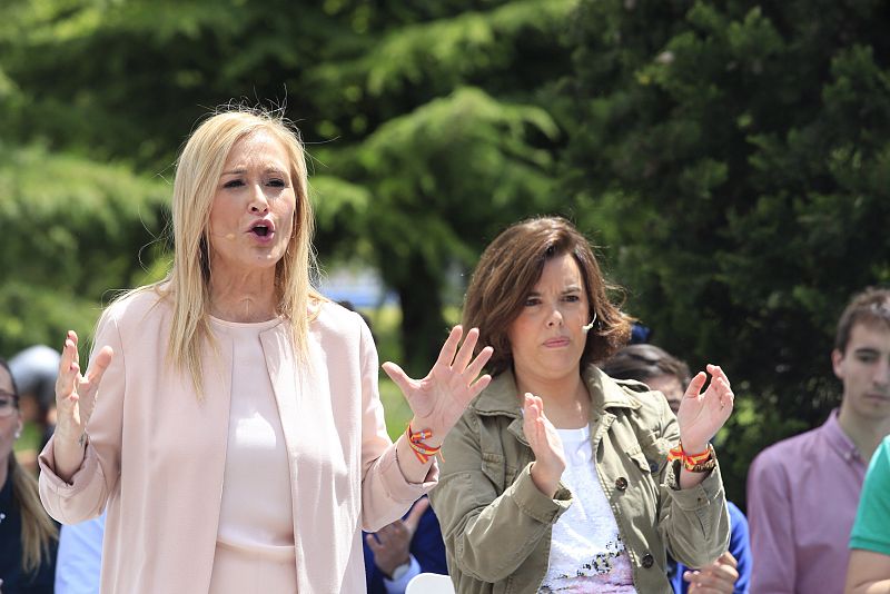 Cifuentes y Sáenz de Santamaría coinciden en un mitin en Madrid