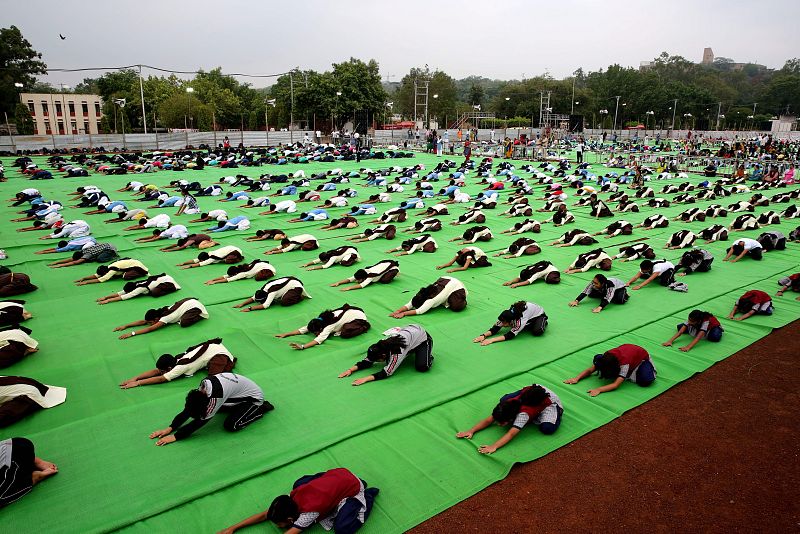 Escolares indios practican yoga en Bhopal