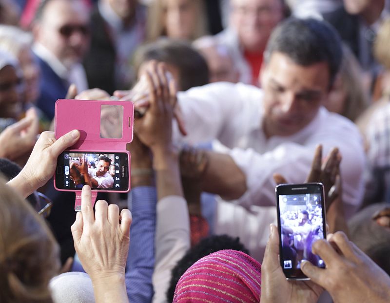 Simpatizantes fotografían al candidato del PSOE a la Presidencia del Gobierno Pedro Sánchez.