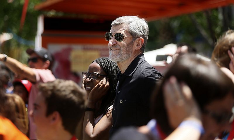 El candidato al Congreso de Unidos Podemos por Almería y exjefe del Estado Mayor de Defensa (Jemad) Julio Rodríguez, durante la segunda mascletà del concurso oficial de las fiestas de Hogueras, en Alicante.